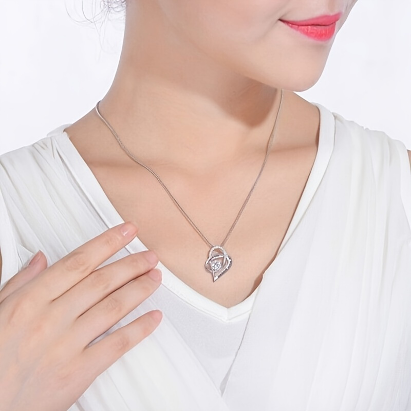 Eine elegante Halskette mit He – Women Fashion Over The Years Bewertung und Preis